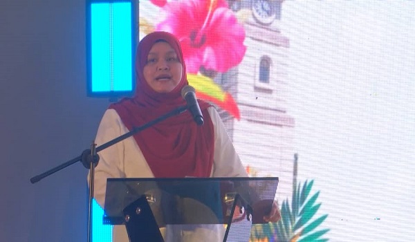 Ketua Pengarah Jabatan Wilayah Persekutuan, Datuk Seri Noridah Abdul Rahim membacakan teks ucapan Menteri di Jabatan Perdana Menteri (Wilayah Persekutuan) ) Datuk Seri Dr Zaliha Mustafa pada Majlis Apresiasi Rakan Strategik Borneo Flora Festival 2025 di Desa Tunas Hijau Sungai Miri, Labuan.